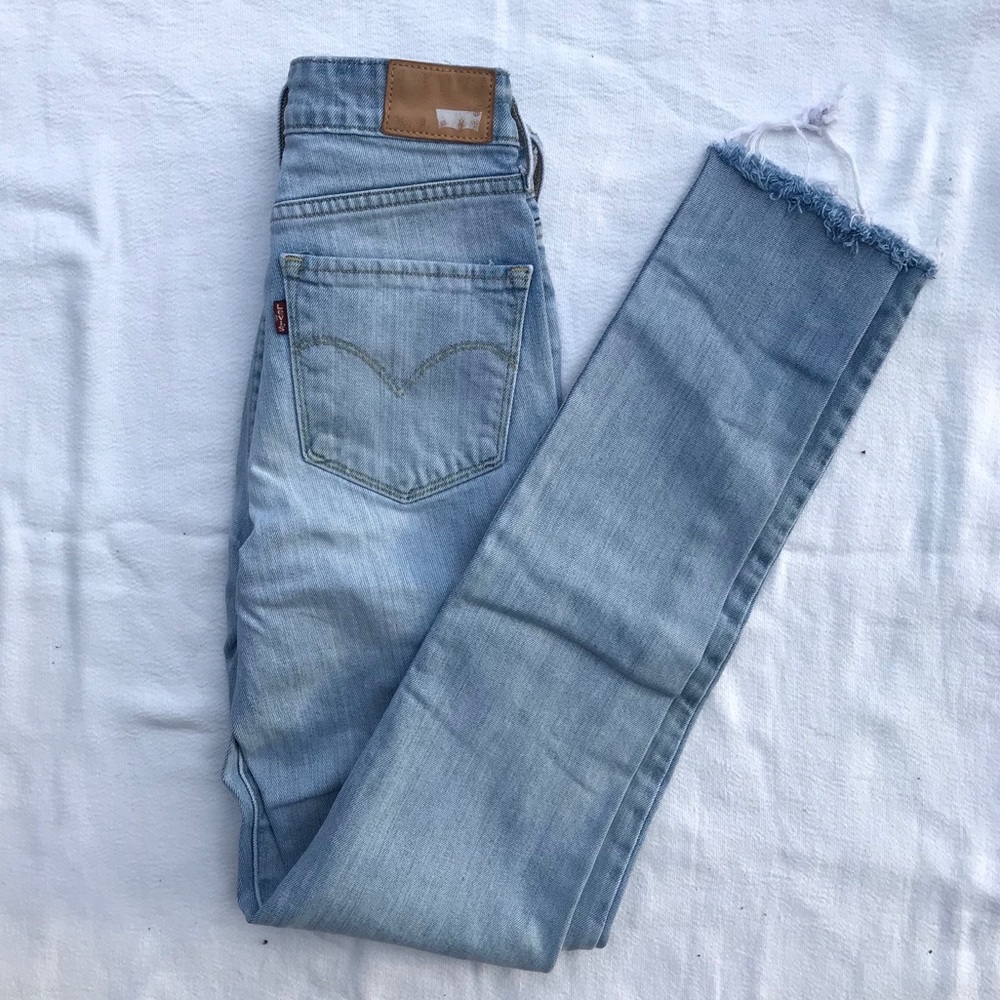 Lightwash Levis